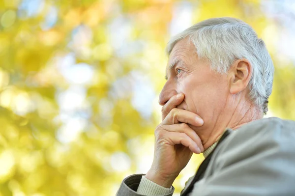 Senior mens denken — Stockfoto