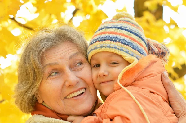 Nonna con nipote in parco — Foto Stock