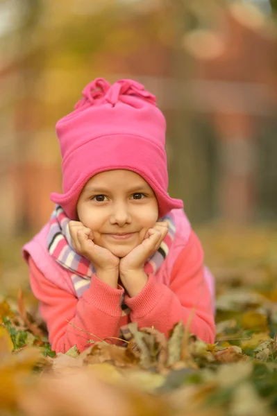 Fille dans le parc d'automne — Photo