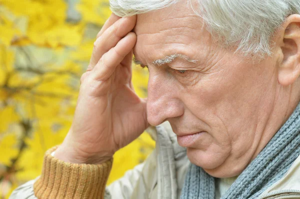 Äldre man tänker — Stockfoto