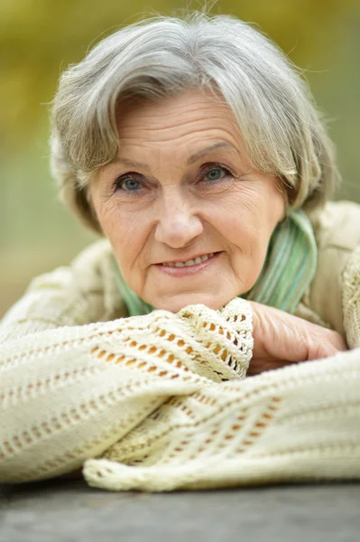 Seniorin im Park — Stockfoto