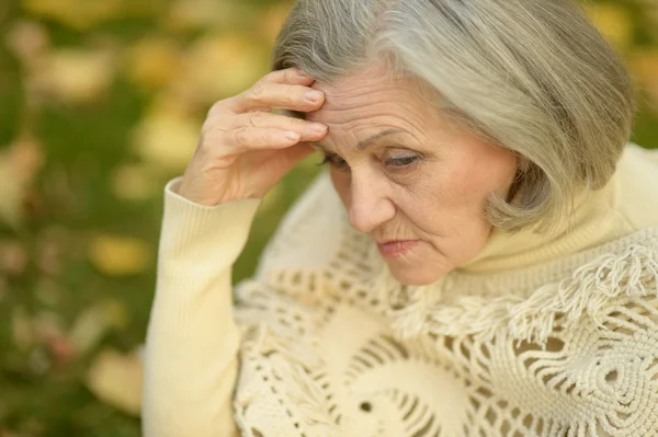 Sad old woman in park — Stock Photo, Image