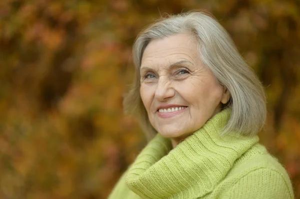 Seniorin im Herbstpark — Stockfoto