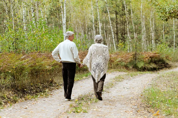 Coppia di anziani nel parco — Foto Stock