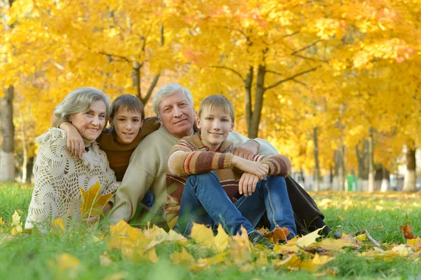 Abuelos y nietos — Foto de Stock