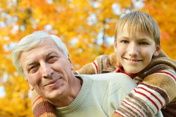 Abuelo y nieto — Foto de Stock