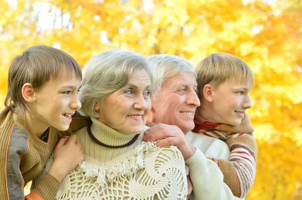 Nagyszülők és unokák — Stock Fotó