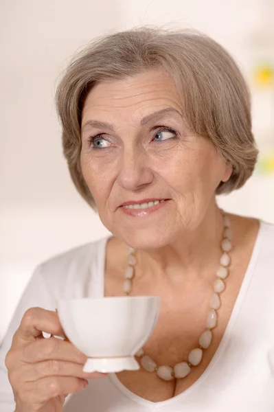 Oudere vrouw het drinken van thee — Stockfoto