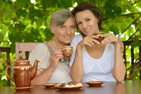 Older woman with her adult daughter — Stock Photo, Image