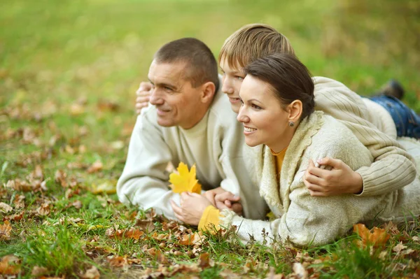 Familj i höstparken — Stockfoto