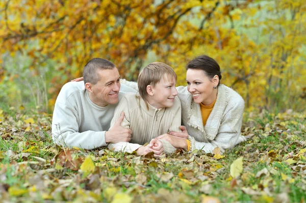 Familj i höstparken — Stockfoto