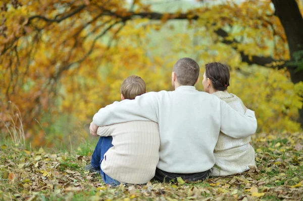 Familia en el parque de otoño — Foto de Stock