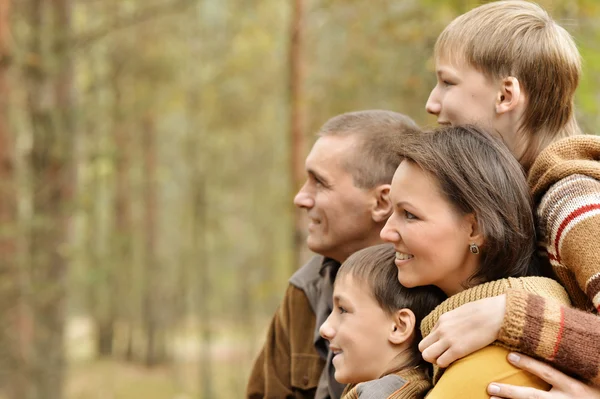 Familj i höstparken — Stockfoto