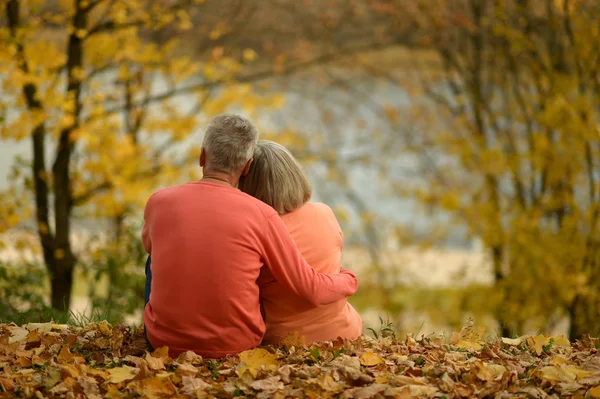 Ouder paar zitten in de buurt van lake — Stockfoto