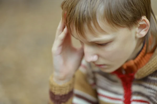 Kleiner trauriger Junge im warmen Pullover — Stockfoto