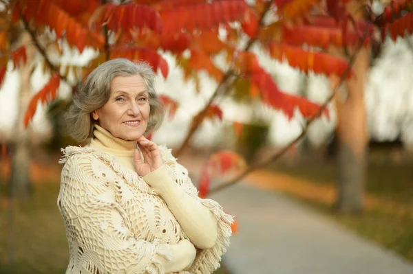 Seniorin im Park Herbstpark — Stockfoto