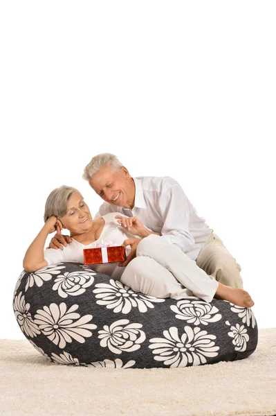 Senior couple with gift — Stock Photo, Image