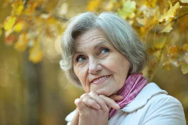 Seniorvrouw in park — Stockfoto