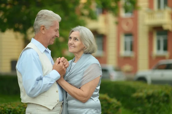 Pareja madura caminando en la ciudad — Foto de Stock