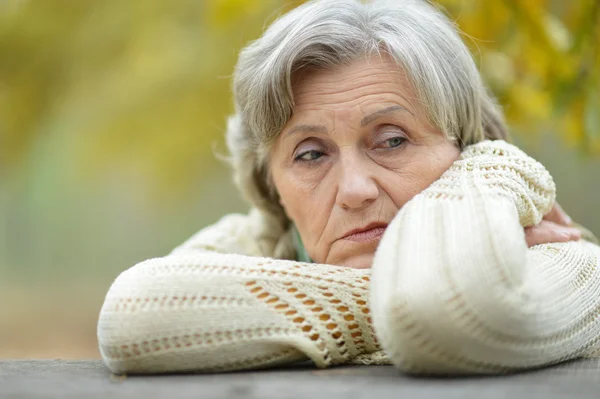 Triste donna anziana nel parco — Foto Stock