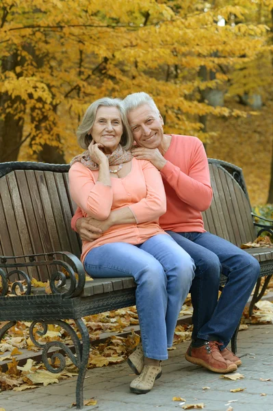 Pareja madura sentada en el parque — Foto de Stock