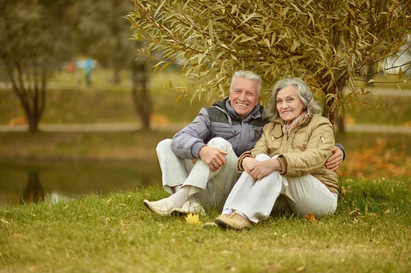 คู่รักในสวนฤดูใบไม้ร่วง — ภาพถ่ายสต็อก