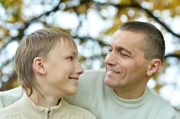 Padre e hijo en el parque de otoño — Foto de Stock