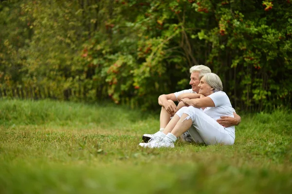 Älteres Ehepaar im Park — Stockfoto