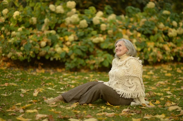 Starší žena v parku — Stock fotografie