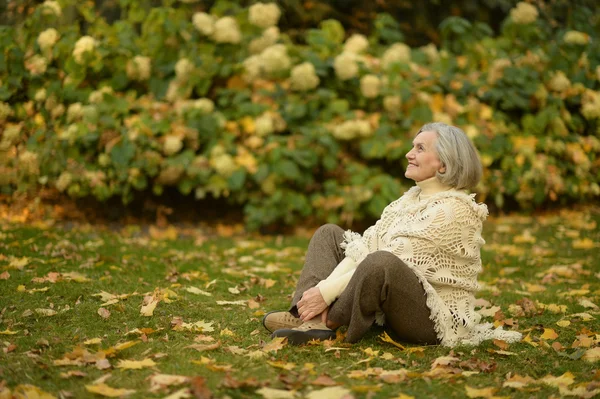 Senior vrouw in het park — Stockfoto