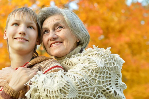 Büyükanne torunu ile — Stok fotoğraf