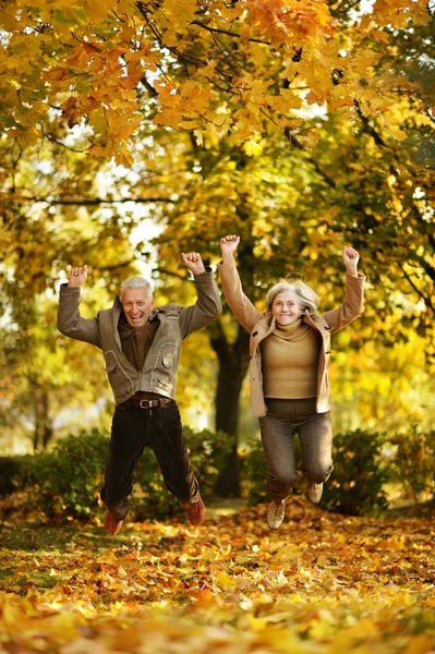 Pareja divirtiéndose en parque — Foto de Stock