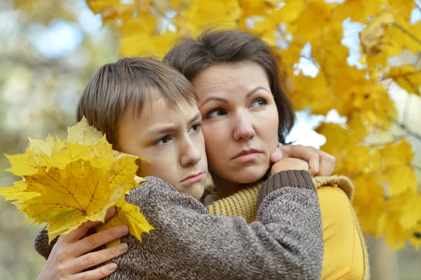 Triest moeder met zoon — Stockfoto