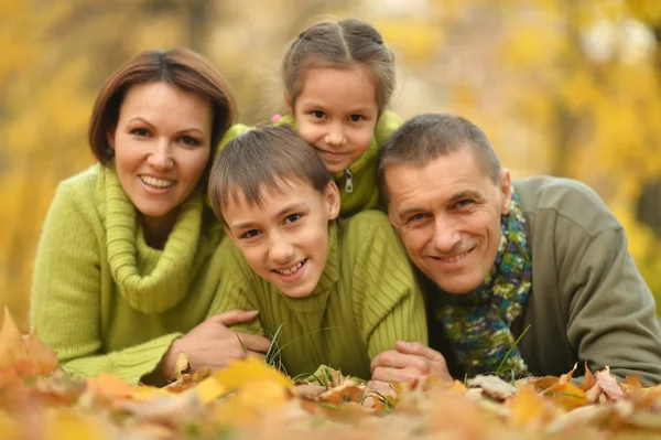 Sonbahar parkında bir aile — Stok fotoğraf