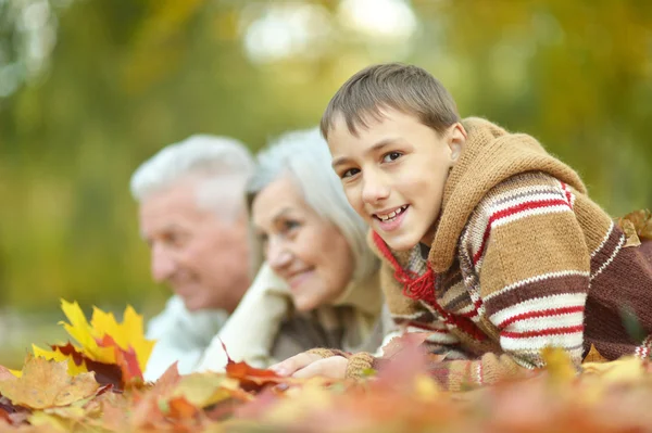 Familie im Herbstpark — Stockfoto