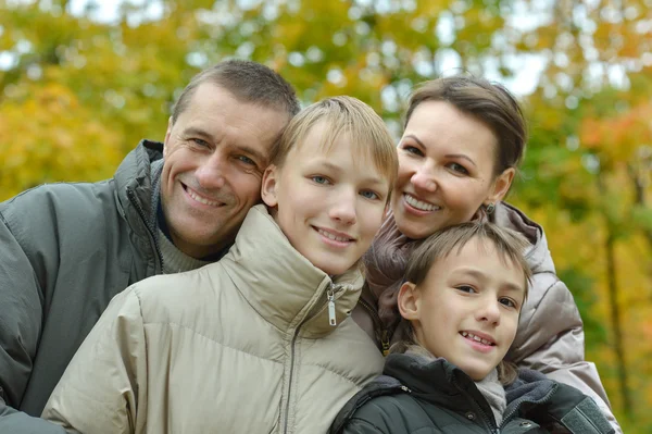 Familj i höstparken — Stockfoto