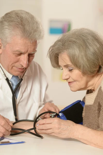 Médico de edad avanzada con paciente — Foto de Stock