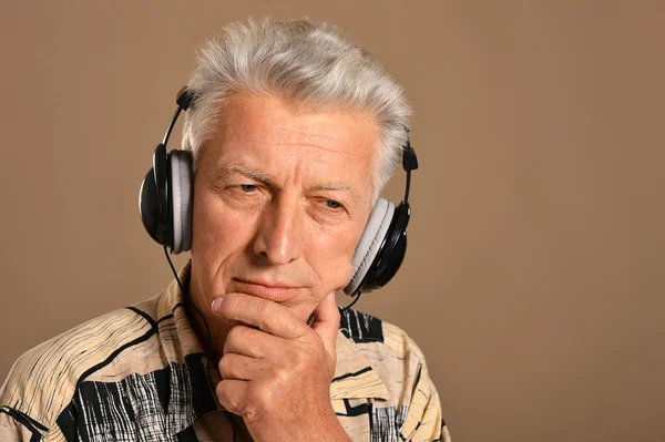 Starszy człowiek w słuchawkach — Zdjęcie stockowe