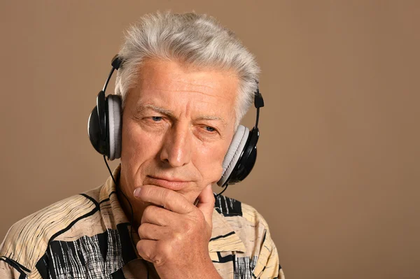 Homme âgé dans un casque — Photo