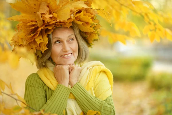 Senior woman in park — Stock Photo, Image