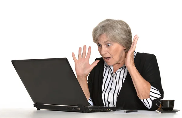 Ældre kvinde med laptop - Stock-foto