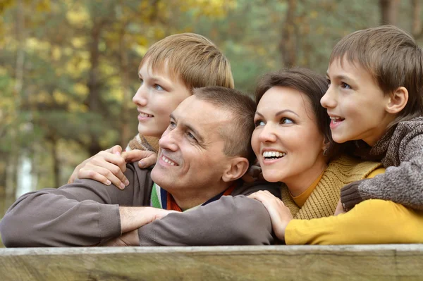 Sonbahar parkında bir aile — Stok fotoğraf