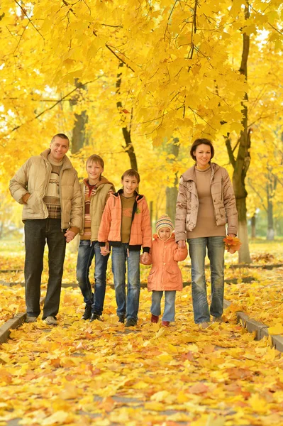 Familia feliz en bosque de otoño — Foto de Stock