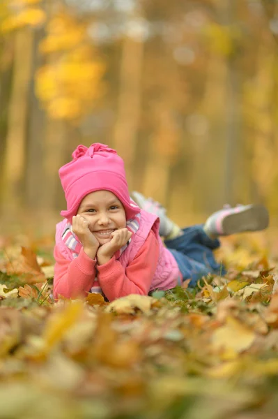 Mädchen im Herbstpark — Stockfoto