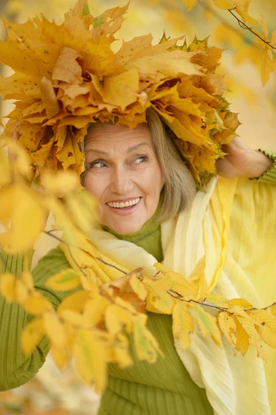 Senior woman in park — Stock Photo, Image