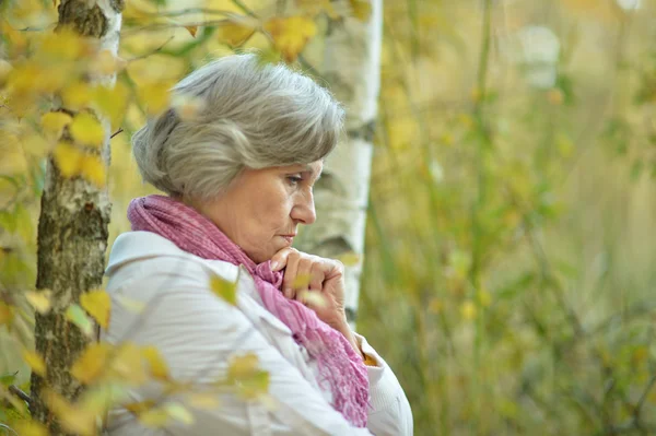 Triste vieille femme dans le parc — Photo