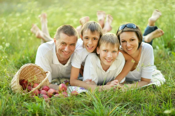 Familjen på picknick — Stockfoto