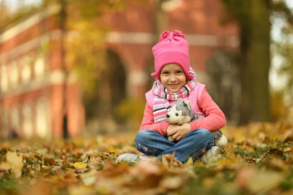 Flicka i höstparken — Stockfoto