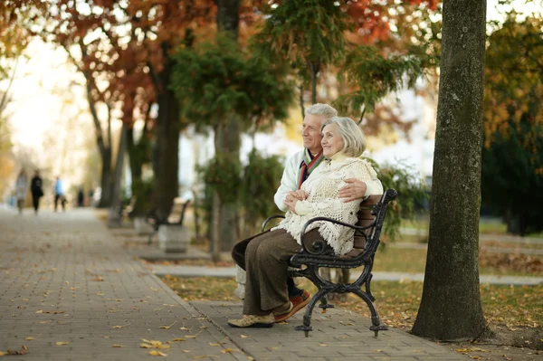 Pareja madura sentada en el parque — Foto de Stock