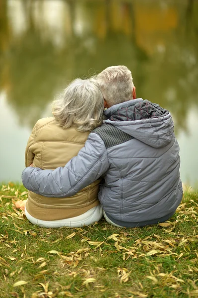 Casal no parque de outono — Fotografia de Stock